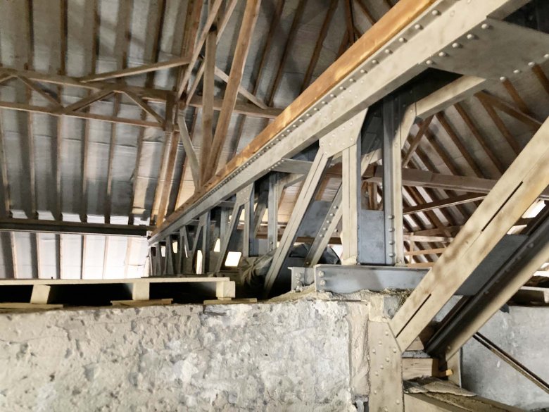 De vakwerkligger boven de Grote Zaal