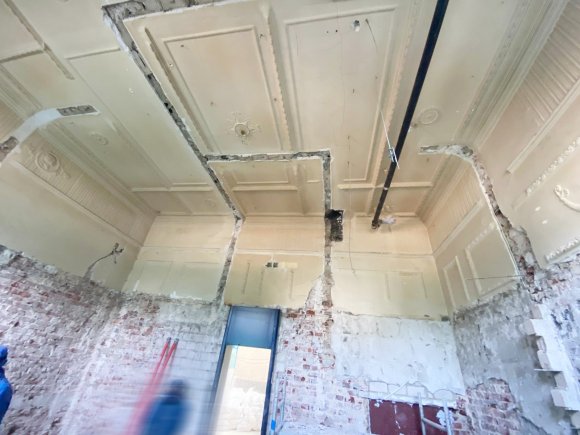 DamesWC_c_E26_2020 De foto toont de schade aan het stucplafond in de toiletruimte. Voor de renovaties in de casinoperiode werden talloze leidingen in het stucwerk gebeiteld.