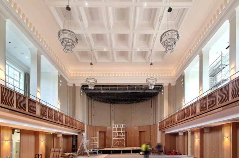 De grote zaal met uitzicht op het podium