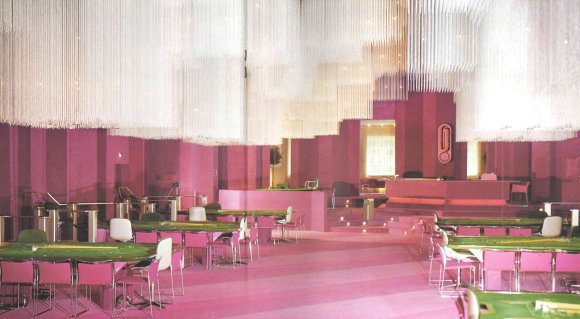 De Grote Zaal in de tijd dat deze werd gebruikt als casino met een geketend plafond en kleurrijk meubilair