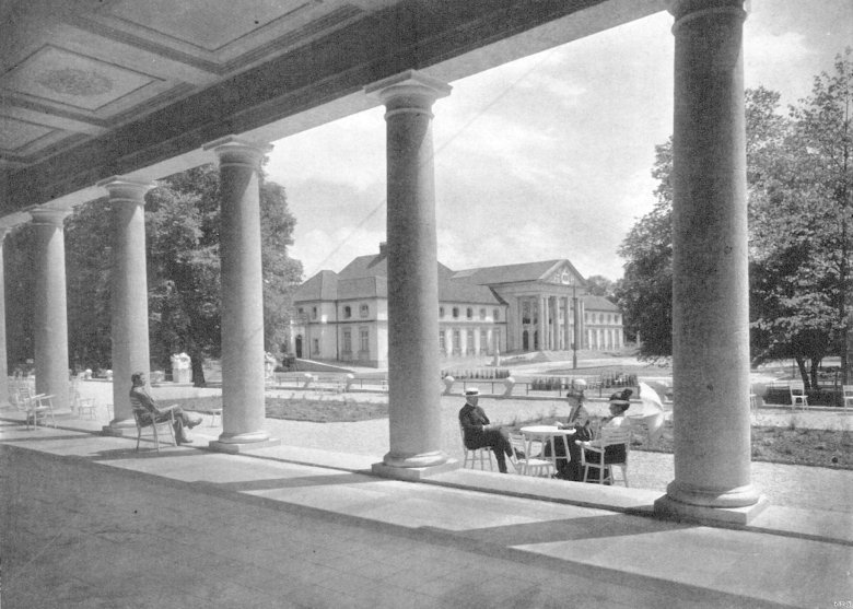 In de open foyer met uitzicht naar buiten.