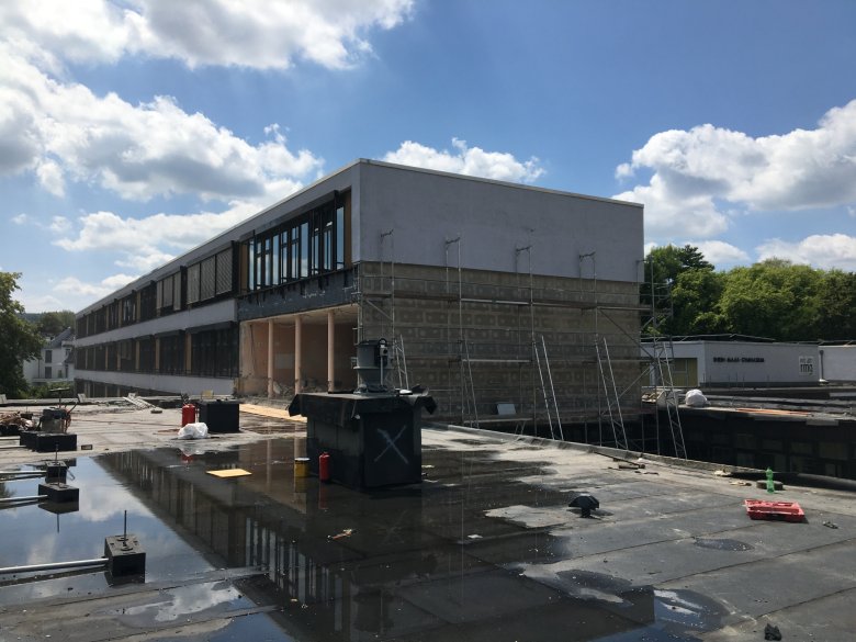 Het nooddak en de "sloopwonden" op de bestaande kubus zijn te zien.