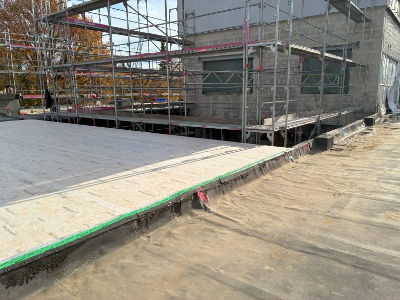 Het plafond boven de nieuwe lerarenkamer is opgetrokken.