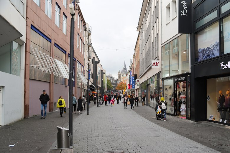 Adalbertstraße met mensen op straat