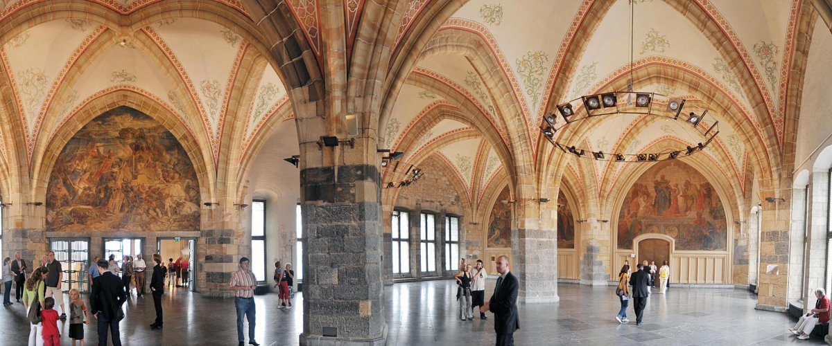 route charlemagne De Kroningszaal in het stadhuis van Aken. Focus op de plafondschildering.
