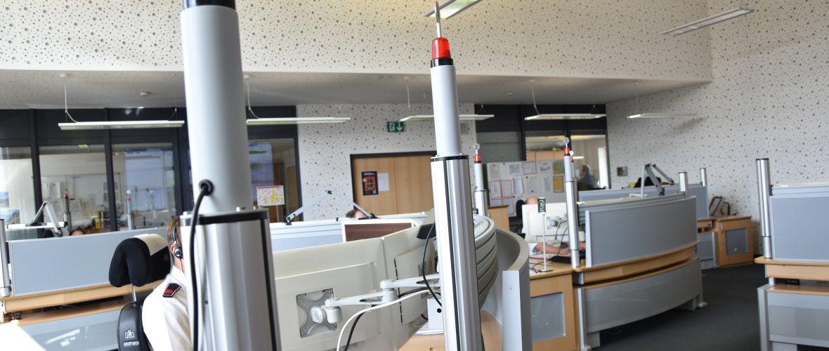 Het controlecentrum wordt 24 uur per dag bemand door verschillende medewerkers. De individuele werkplekken zijn technisch zeer uitgebreid en nemen veel ruimte in beslag. Om geluidsredenen is het controlecentrum daarom natuurlijk een enorm open kantoor.