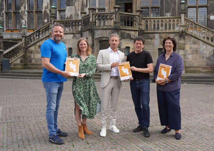 Samen presenteren ze het nieuwe sportontwikkelingsplan voor Aken: Björn Jansen, voorzitter van de Stadtsportbund Aachen, Dr. Julia Thurn, Instituut voor coöperatieve planning en sportontwikkeling, hoofd van de sportafdeling Dr. Markus Kremer, Dr. Sebastian Breuer, voorzitter van de gemeentelijke sportcommissie en Petra Prömpler, hoofd van de sportafdeling van de stad Aachen (vanaf links).