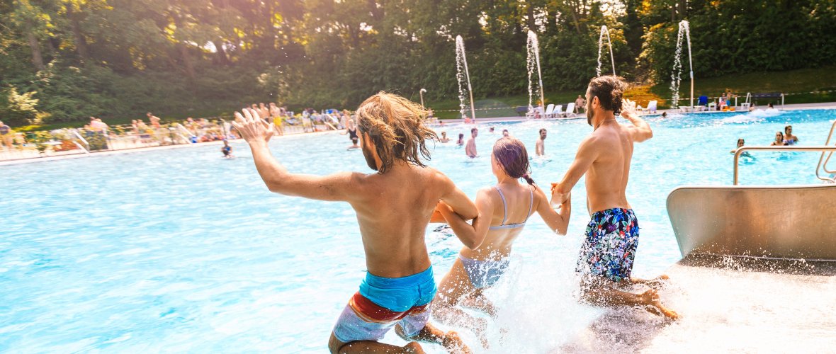 Buitenzwembad Hangeweiher Drie vrienden glijden samen in het zwembad