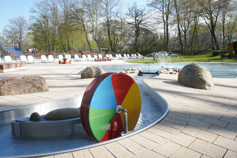 Speeltoestellen in het peuterbad van het openluchtzwembad Hangeweiher