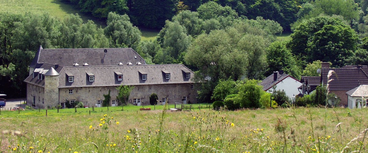 Kasteel Seffent, genesteld in bossen en weiden.