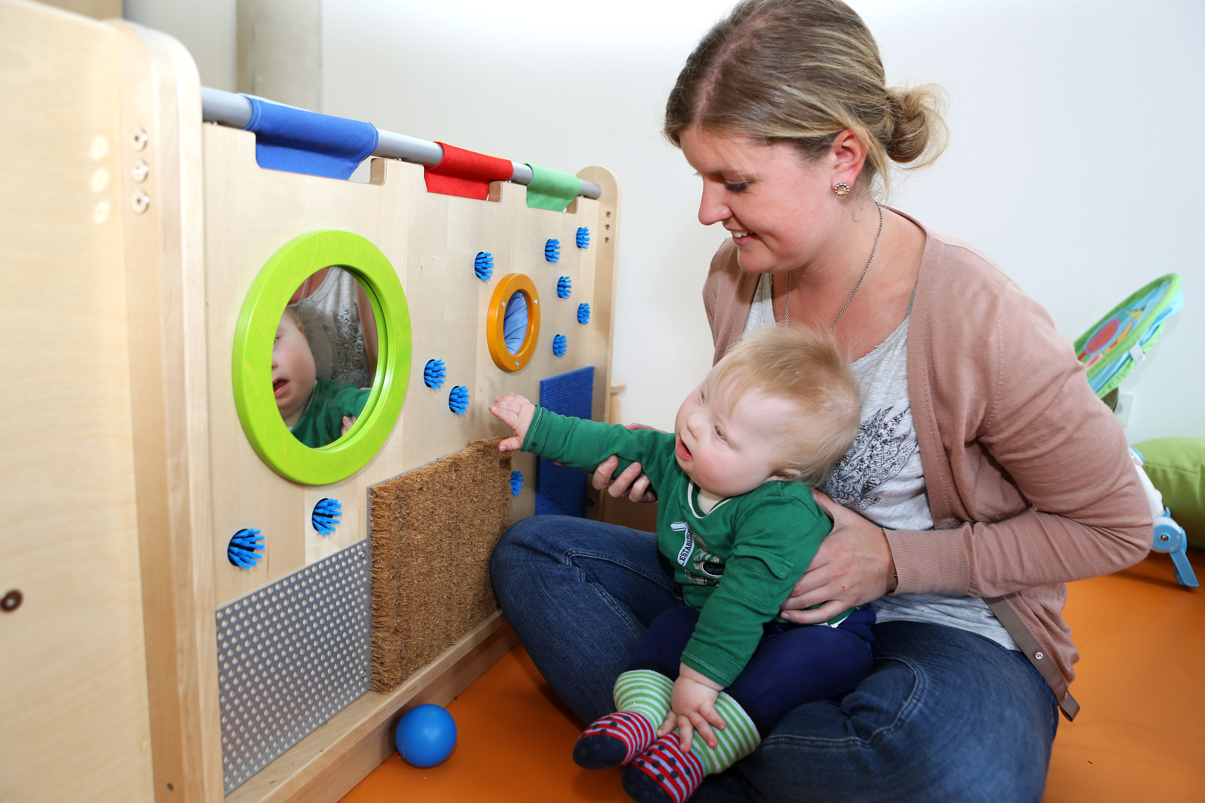 Vrouw houdt een peuter in haar armen.