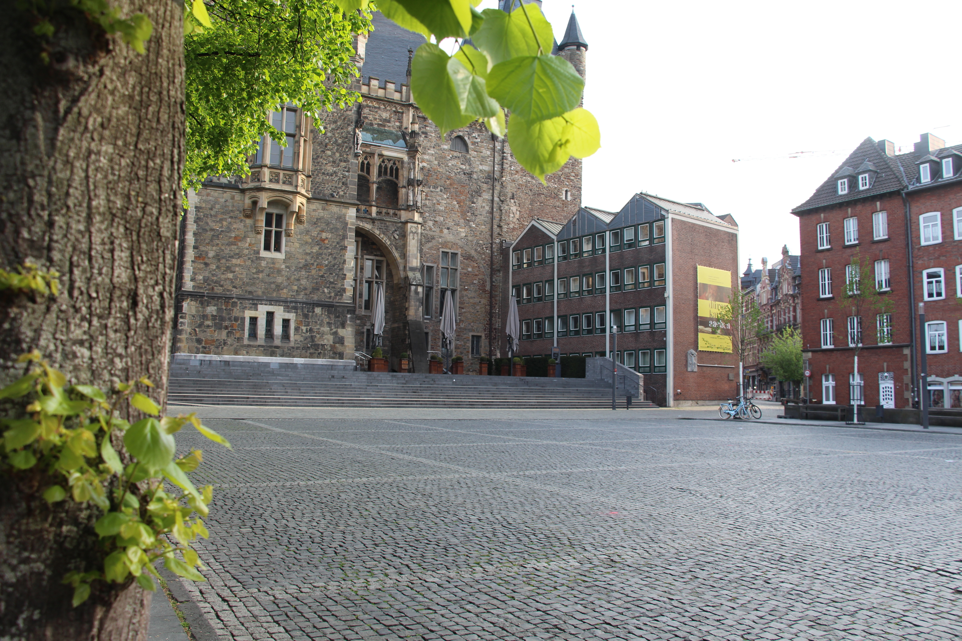 Het verlaten Katschhof met uitzicht op de trappen van het stadhuis en het registratiekantoor.