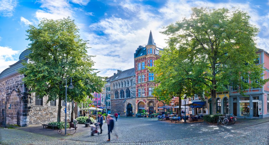 Uitzicht op de vismarkt met mensen in beweging