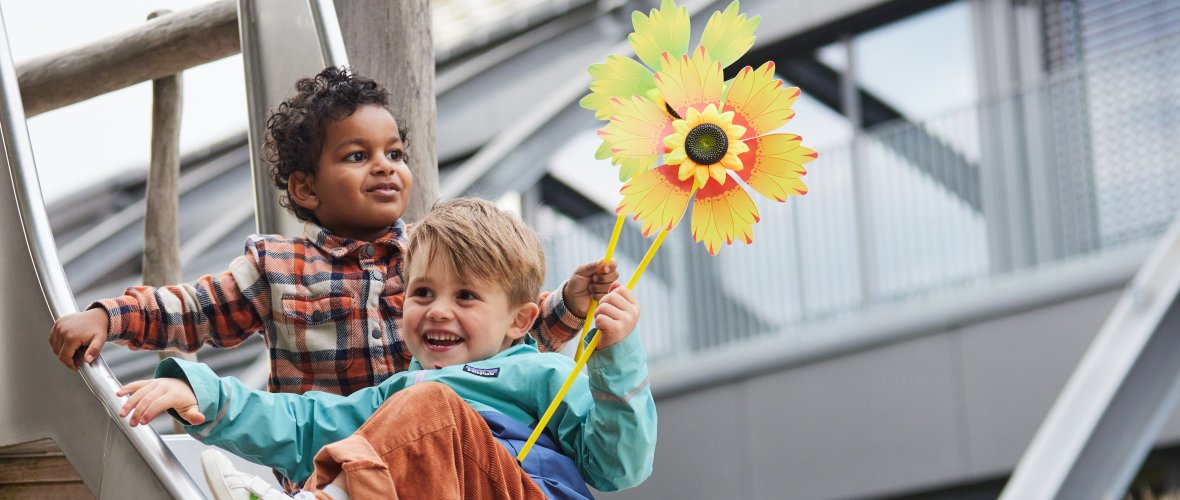 Twee kinderen op een glijbaan