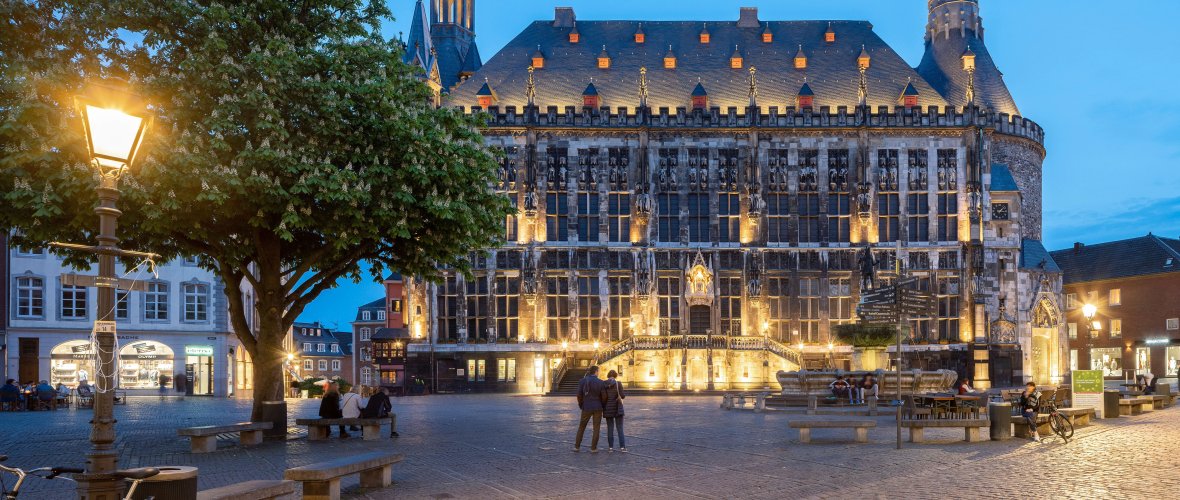 Stadhuis van Aken bij schemering