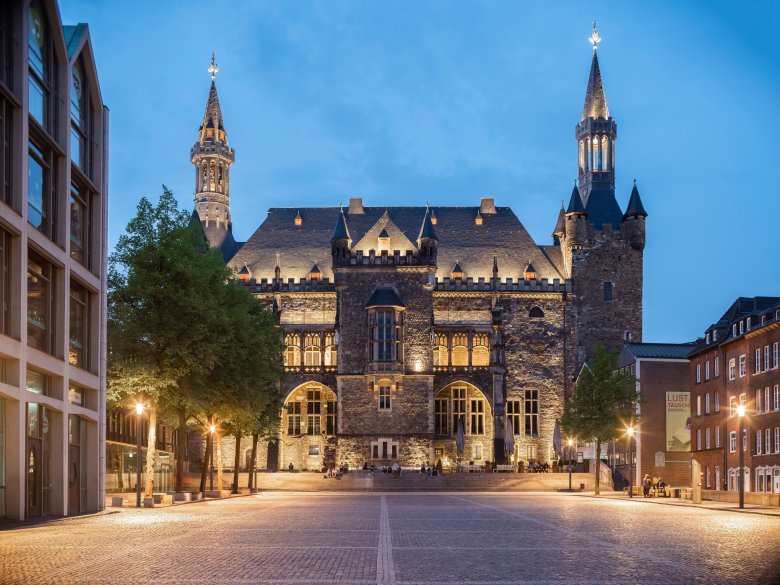 Het stadhuis van Aken in de schemering. Uitzicht vanaf het Katschhof.