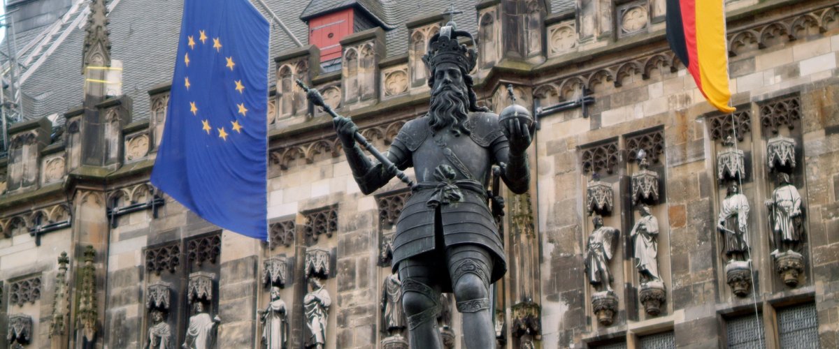 Charles Fontein Keizer Karel op de Karelsfontein voor het stadhuis met de Europese vlag op de achtergrond.