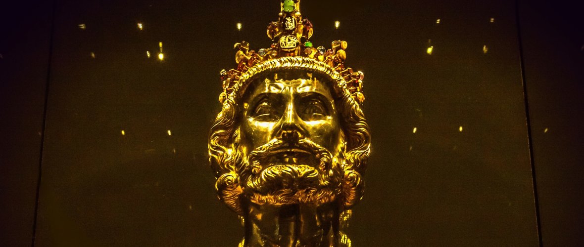 De gouden buste van Karel de Grote uit de 14e eeuw schittert als goud in de schatkamer van de kathedraal van Aken.