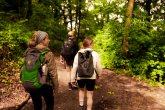 Wandelgroep van drie personen in het Akense bos.