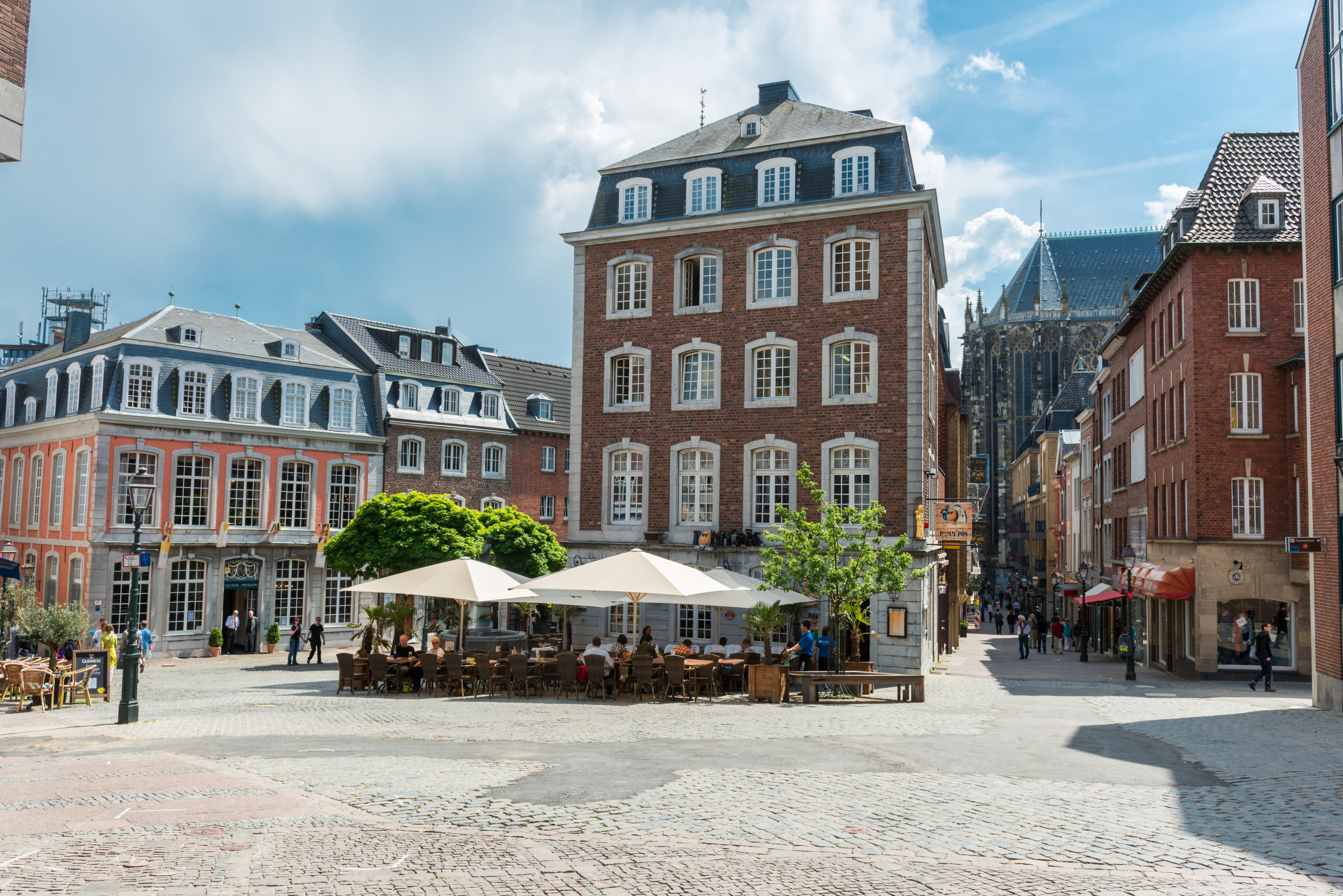 Aken centrum Historisch stadscentrum met uitzicht op de Hühnermarkt in de oude binnenstad van Aken.