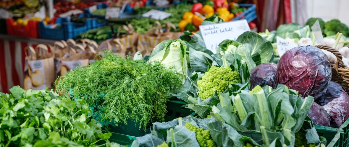 Een groentekraam op de wekelijkse markt van Aken bij de Elisenbrunnen.