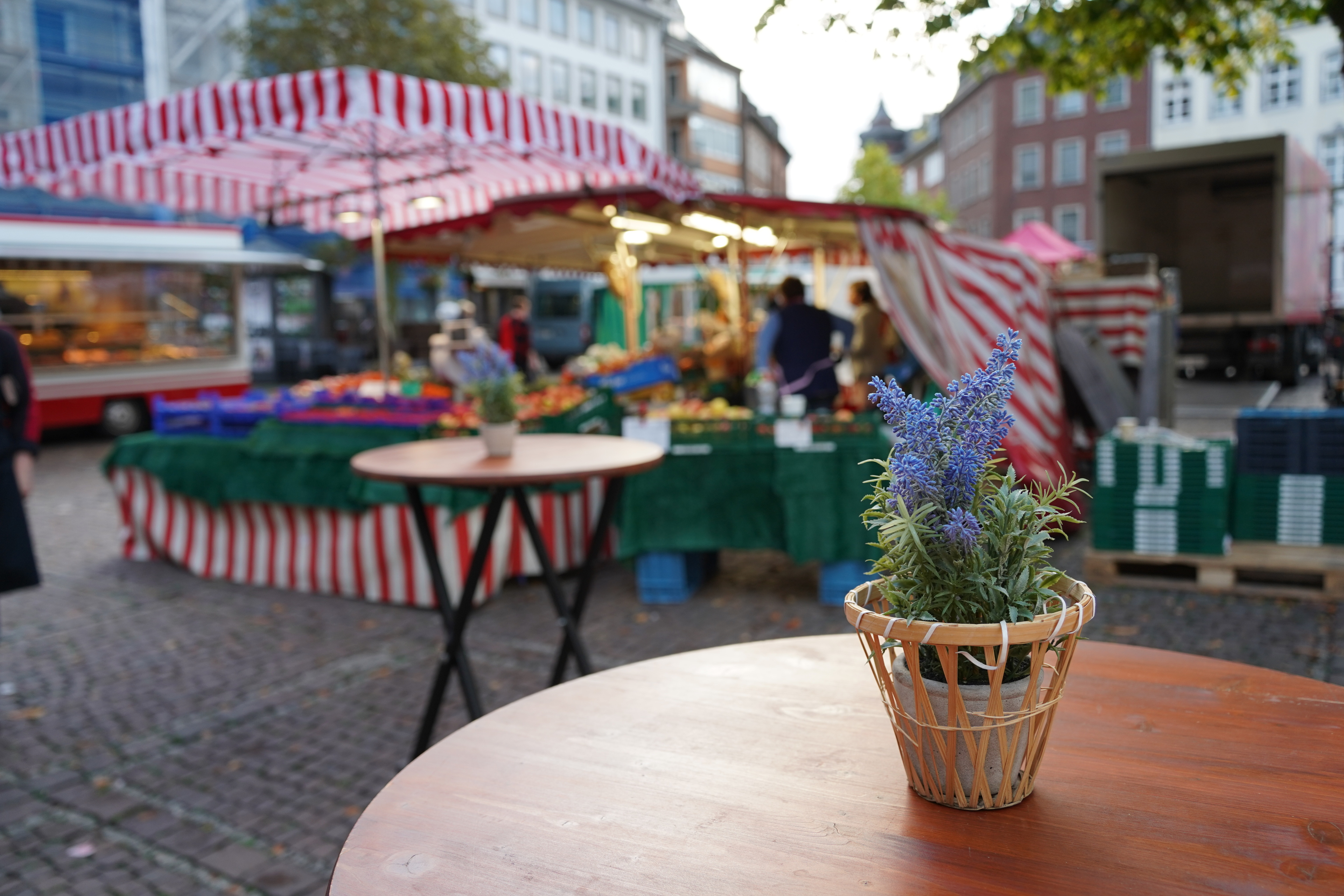 Marktkramen met rode en witte stoffen daken in Burtscheid.