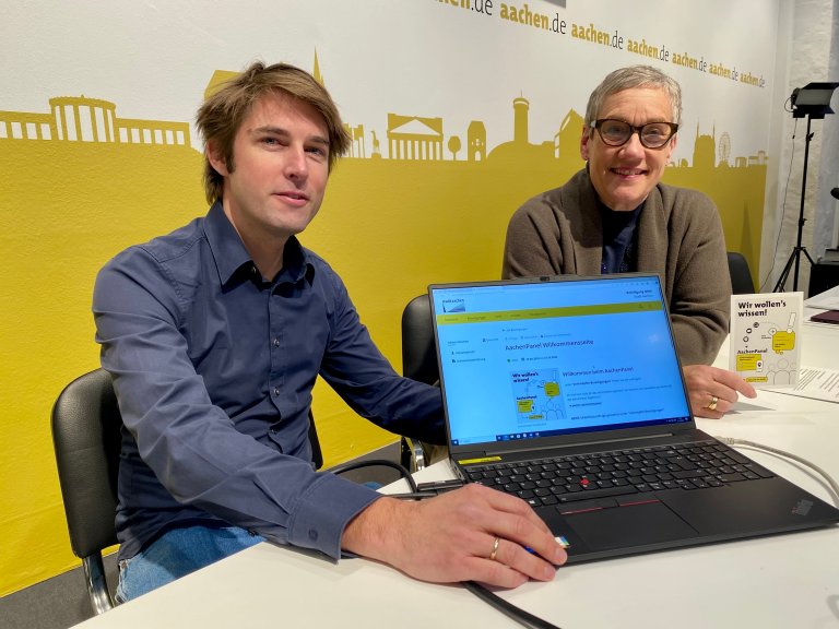 Burgemeester Sibylle Keupen en Dr. Simon Himmel, plaatsvervangend hoofd van de afdeling Stad van de toekomst en Burgerdialoog, presenteerden trots het nieuwe AachenPanel.