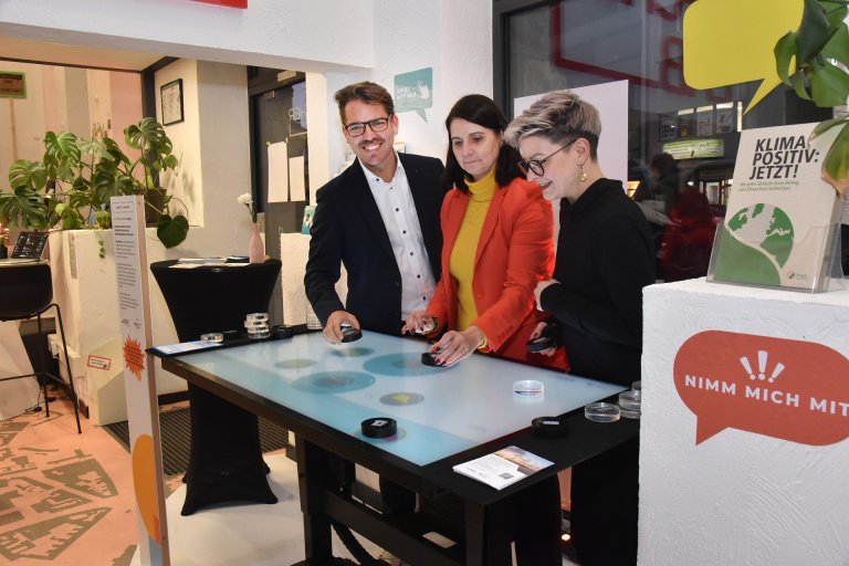 CO2-verbruik interactief uitgelegd: Thomas Hissel, hoofd Economische Zaken, Dr. Carin Jansen, hoofd van het bureau "Klimaatneutraal Aken 2030", en Dhenya Schwarz, hoofd van het Oecher Lab (vanaf links).