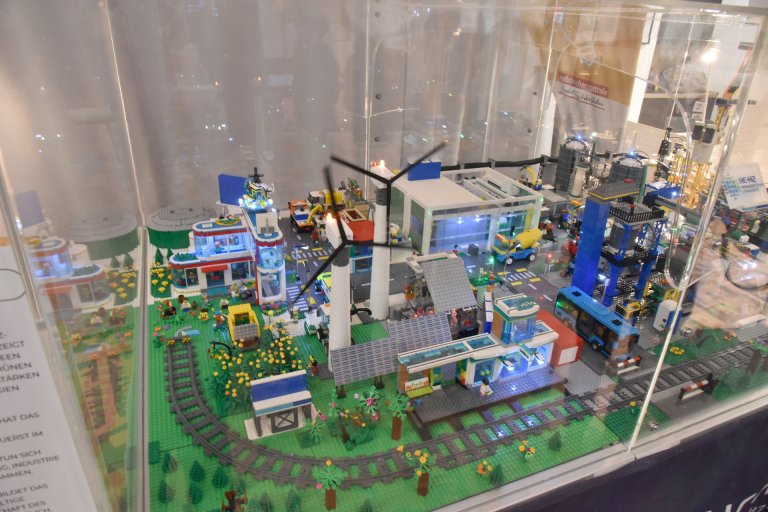 Meer dan alleen speelgoed: Een groot Legomodel laat zien hoe een toekomstige waterstofvoorziening eruit zou kunnen zien.