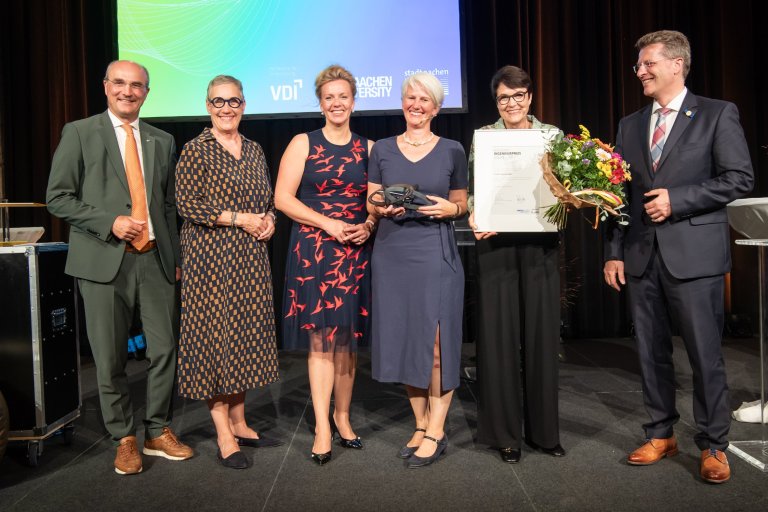 Dr. Sabine Klauke (3e van rechts) wordt gefeliciteerd door RWTH Rector Ulrich Rüdiger, Aken's burgemeester Sibylle Keupen, Ina Brandes, NRW Minister voor Wetenschap en Cultuur, laudatrice Dorothea Oehm en VDI President Professor Lutz Eckstein (vanaf links).
