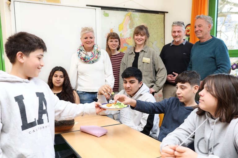 Vandaag is er een "gezond ontbijt" voor de kinderen en volwassenen: de leerlingen van de internationale klas van GHS Aretzstraße (vooraan) en lerares Petra Bauer, Lea Steinacker en Johanna Jung, beiden van het "ACtive for Future" team, adjunct-directeur Stefan Albrecht en leraar Lothar Grodde (vanaf links).