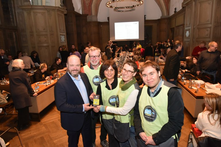 Mensen op de raadsvergadering