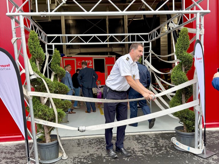 Man maakt vastgeschroefde brandslangen los.