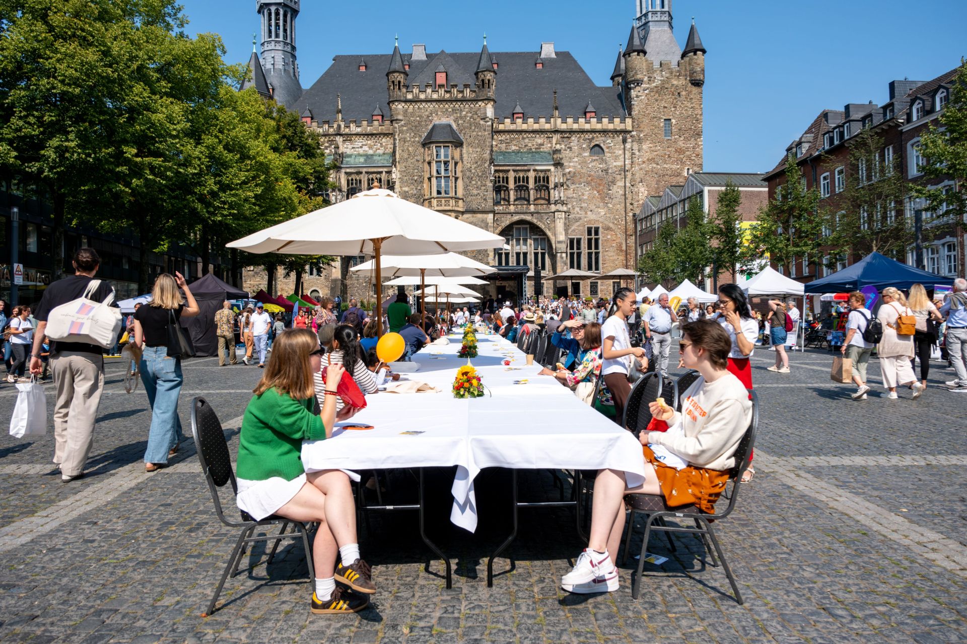 Veel mensen ontmoeten elkaar voor een picknick op het Katschhof in Aken.