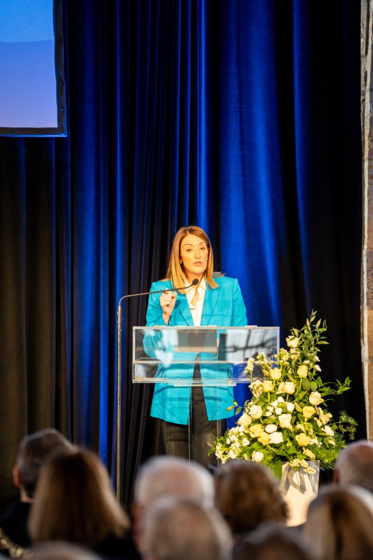 De voorzitter van het Europees Parlement, Roberta Metsola, hield de openingstoespraak.