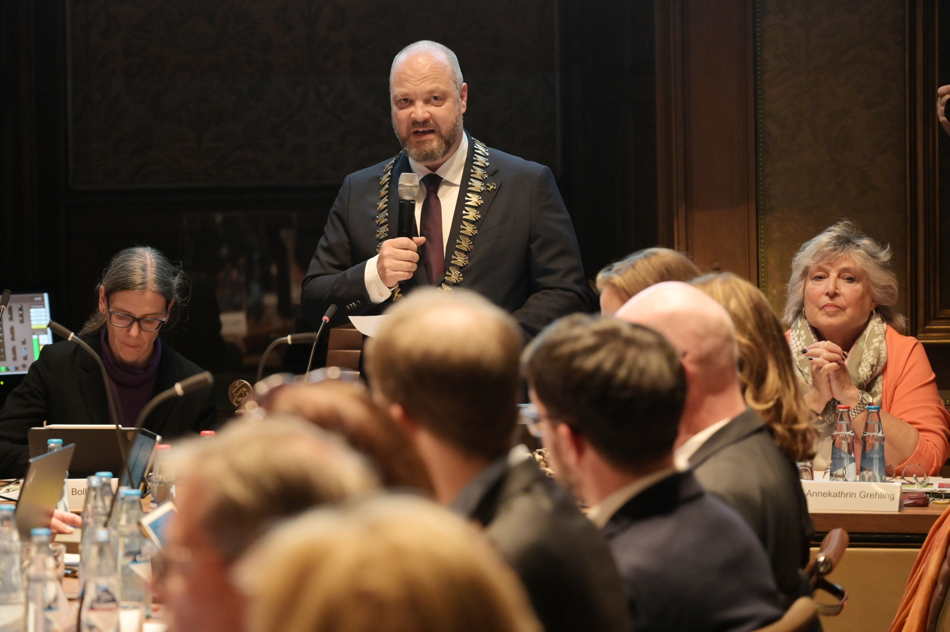 Gemeenteraad op 05 november 2025 De burgemeester spreekt in een vergaderzaal.