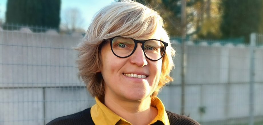 Lena tom Dieck Lena tom Dieck heeft blond haar en draagt een bril.