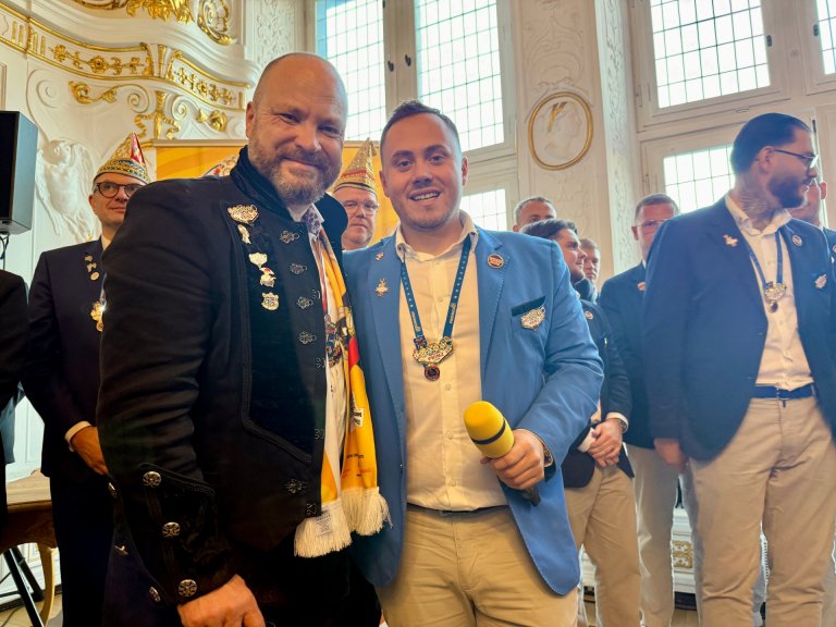 Burgemeester en carnavalsprins staan zij aan zij.