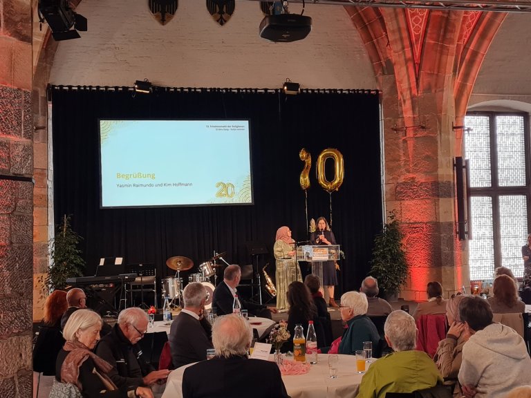 Mensen bij een evenement in de Kroningszaal