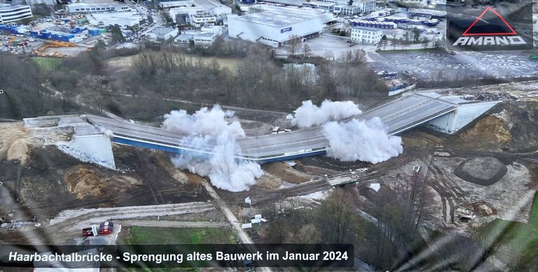 Op een banner staat: Zo zag de ontploffing eruit op 31 januari 2024. Een brug wordt opgeblazen.