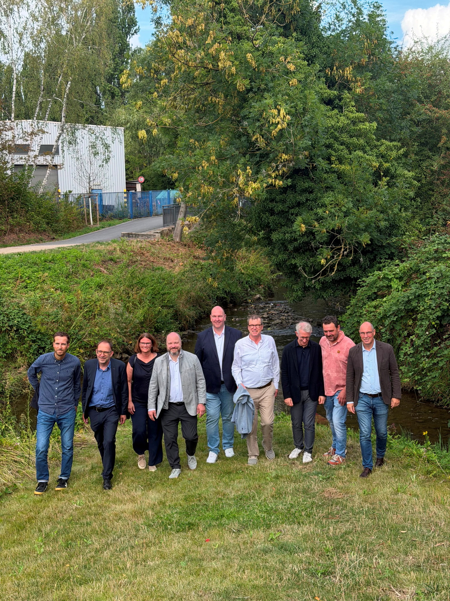 Mensen lopen over een weide
