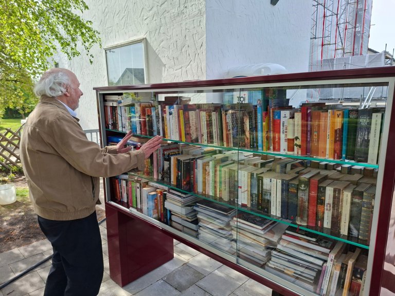 Een man zet een boekenkast in elkaar