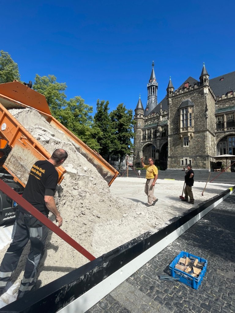 Een kiepwagen kipt zand uit