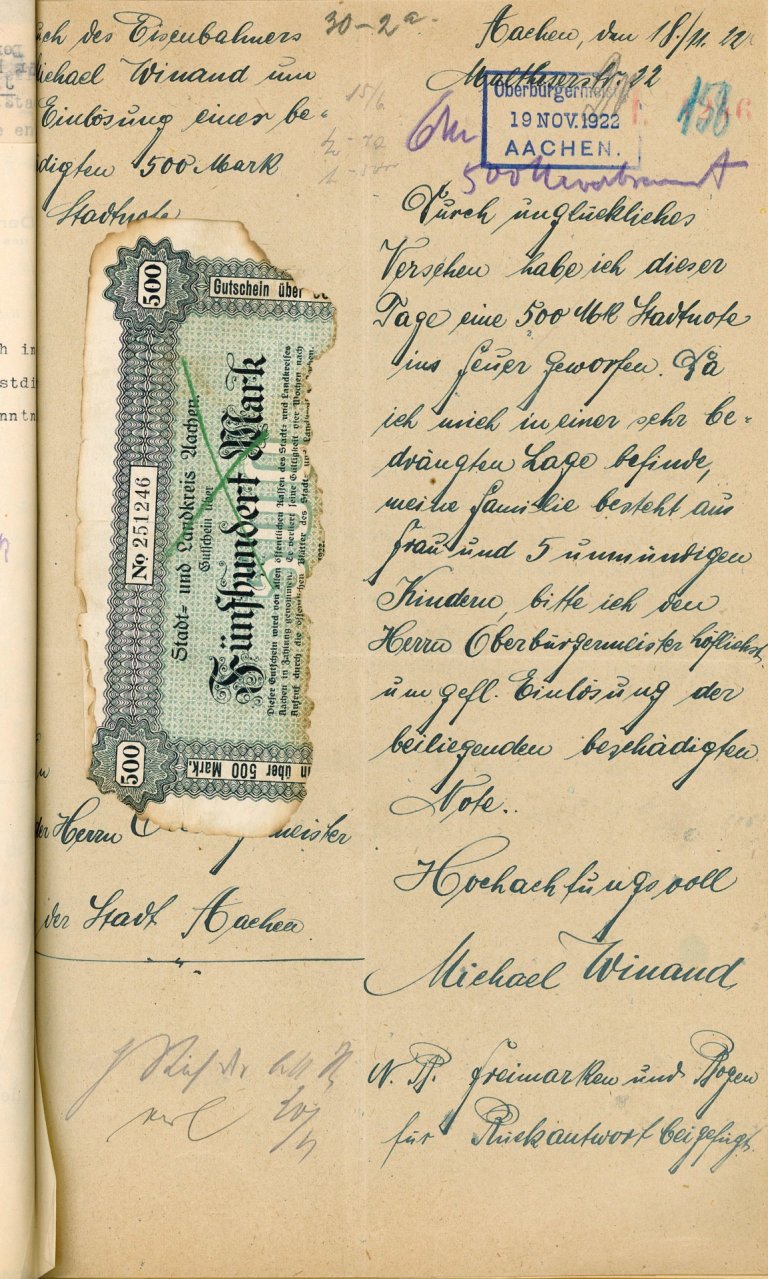 Een historisch, voor de helft verbrand noodgeldbiljet naast een handgeschreven brief in cursief op vergeeld papier.