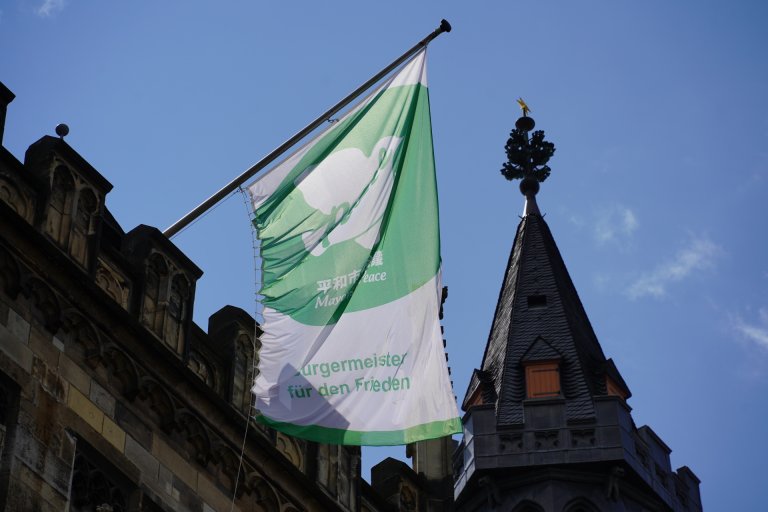 Er wappert een groen-witte vlag bij het stadhuis van Aken.
