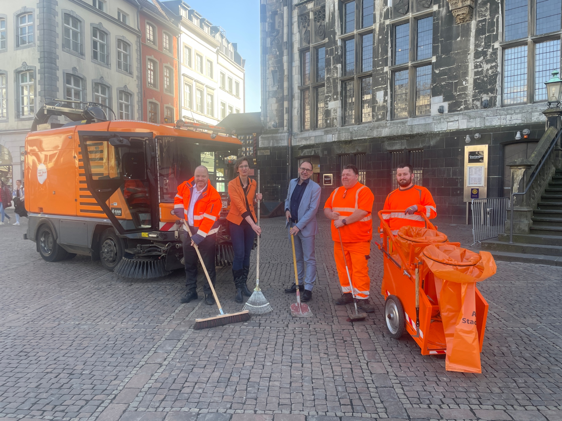 Medewerkers van de stad Aken promoten het voorjaarsschoonmaakprogramma van Aken.
