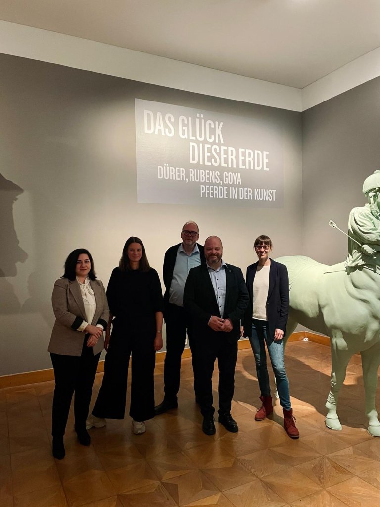 Burgemeester Ziemons met de curatoren van de tentoonstelling