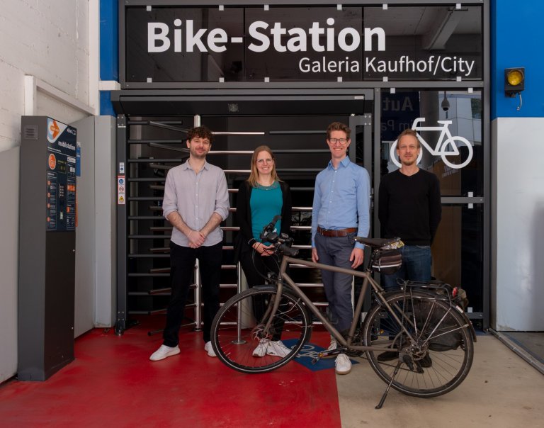 Fietsstation in de parkeergarage Galeria-Kaufhof/City Fietsstation in de parkeergarage Galeria-Kaufhof/City