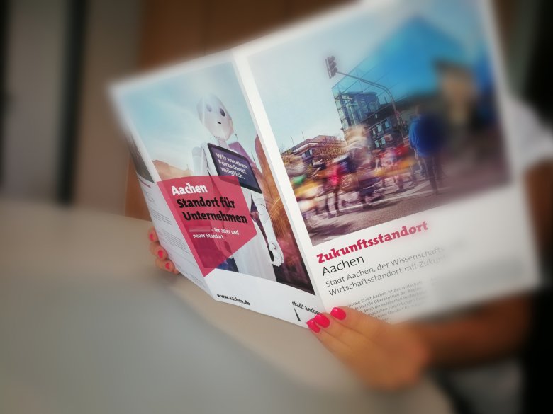 Man houdt locatie exposé in zijn handen en leest het