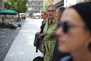Oberbürgermeisterin Sibylle Keupen steht in einer Fußgängerzone in Aachen und unterhält sich mit Bürger*innen